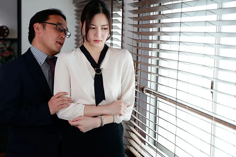 Chim anh đã to căng hết cả bướm em mà anh còn nhét ngón tay vào nữa